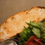 ブルーボトルコーヒー 福岡天神カフェ ブランチプレートにのったパンストックのパン