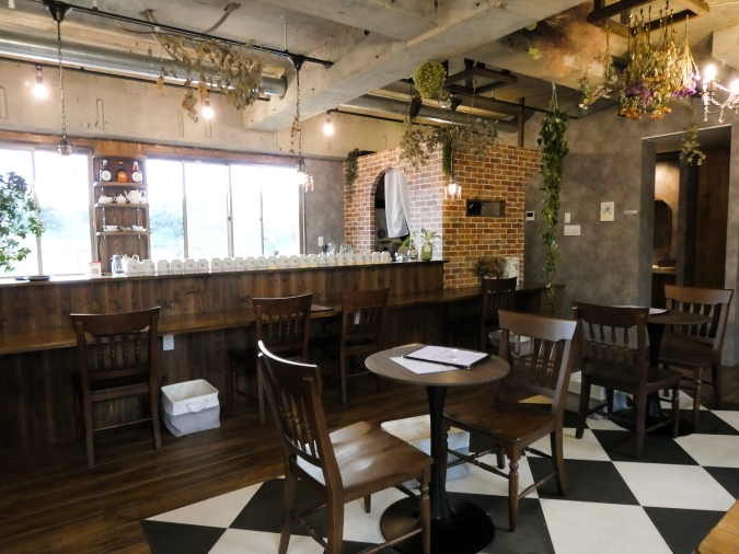 TEA ROOM flower bird　店内　カウンター席