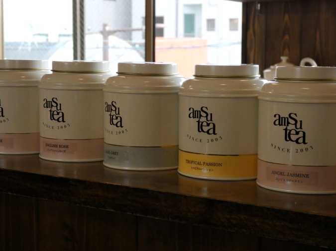 TEA ROOM flower bird　紅茶が並ぶ様子