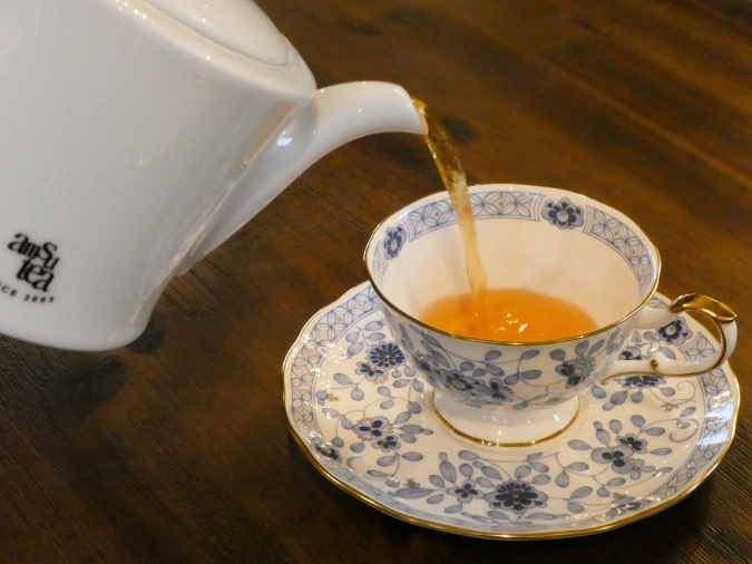 TEA ROOM flower bird　紅茶を注ぐ様子