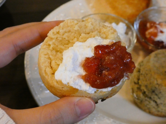 TEA ROOM flower bird　スコーンにクリームとジャムを付けた様子