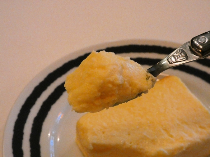 FEELS GOOD STORE(フィールズグッドストア) チーズケーキ すくった様子