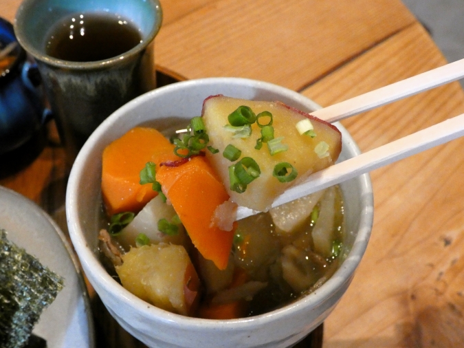 まごわcafeはな　　豚汁　持ち上げ