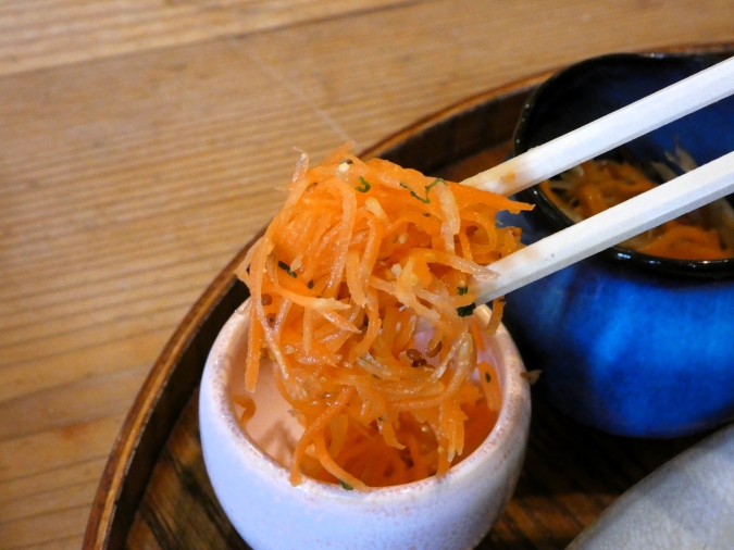 まごわcafeはな　小鉢　ラぺ　持ち上げ