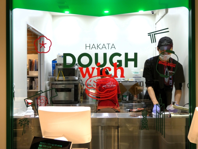 クリスピー・クリーム・ドーナツ アミュプラザ博多店　スタッフがドーウィッチを仕上げる様子