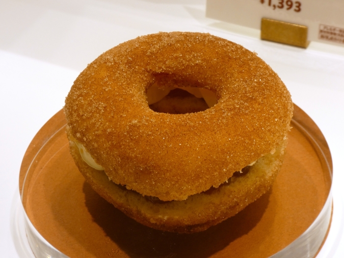 クリスピー・クリーム・ドーナツ アミュプラザ博多店　ドーウィッチ シナモン アップル＆カスタード