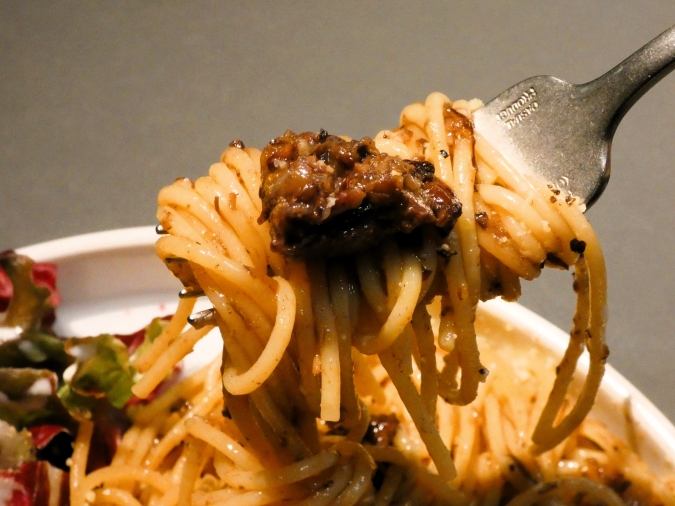 o/sio FUKUOKA　本日のパスタ　牛肉の赤ワイン煮込みボロネーゼ　すくった様子