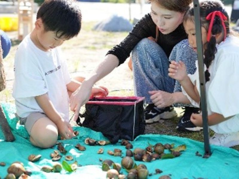 アブラヤマーケット　ツルでリース枠作りのお手伝い