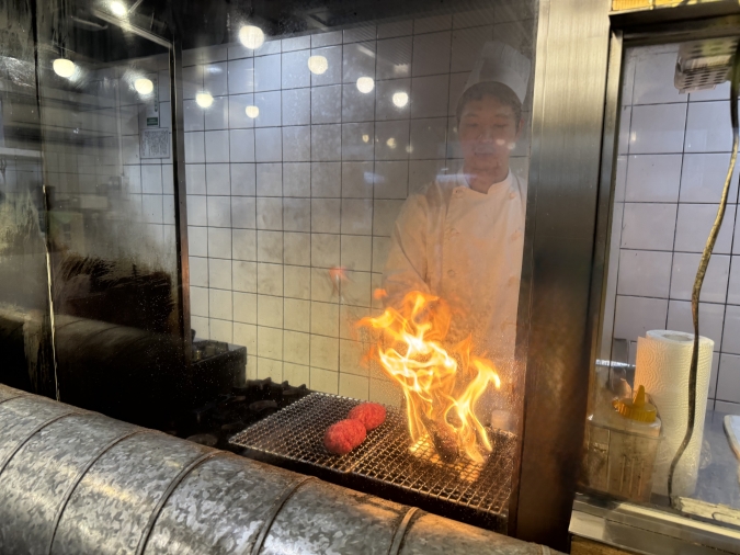 ハンバーグ 極味や 博多店調理風景