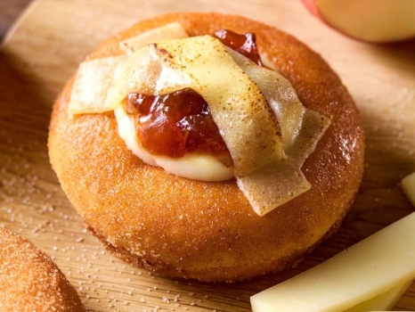 クリスピー・クリーム・プレミアム シナモンアップルパイ with モントレージャックチーズ