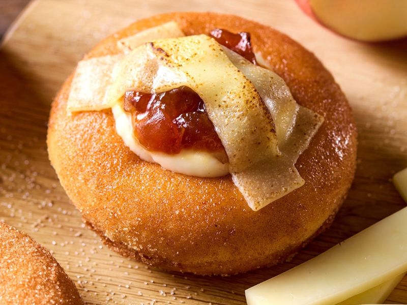 クリスピー・クリーム・プレミアム シナモンアップルパイ with モントレージャックチーズ