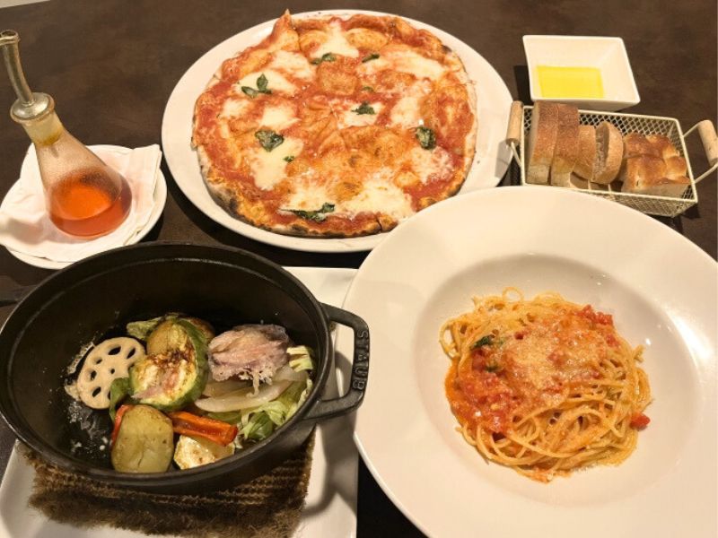 La Terra（ラテッラ）季節野菜の石窯焼き、フルーツトマトとバジルのシンプルなトマトソースパスタ、マルゲリータ