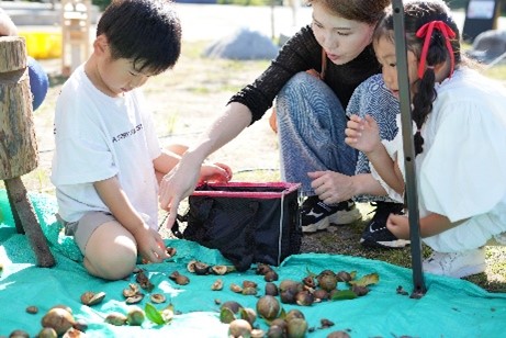 アブラヤマーケット　ツルでリース枠作りのお手伝い