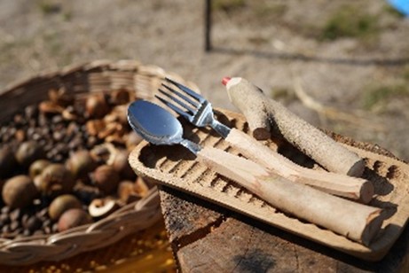 アブラヤマーケット　ナイフと削り馬でカトラリーや色鉛筆作り