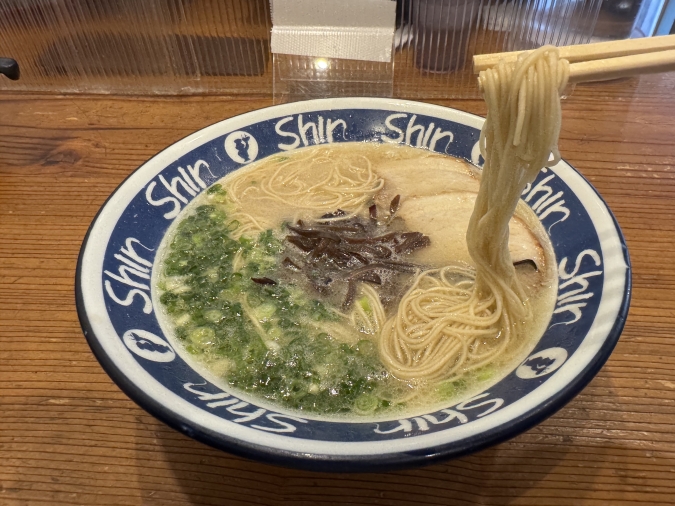 博多らーめん ShinShin 天神本店麺上げ