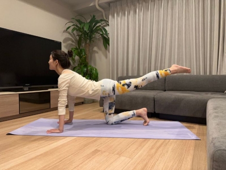 吸う息で脚を後ろへ伸ばし、お尻を引き上げます。腰が反らないように、下腹を引き締めたまま伸ばすことと、脚が外側に開かないよう股関節の真後ろに脚を出すことがポイント。これを10セット繰り返す。