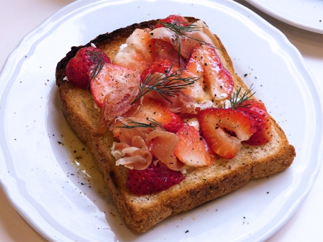 苺トースト　HOC