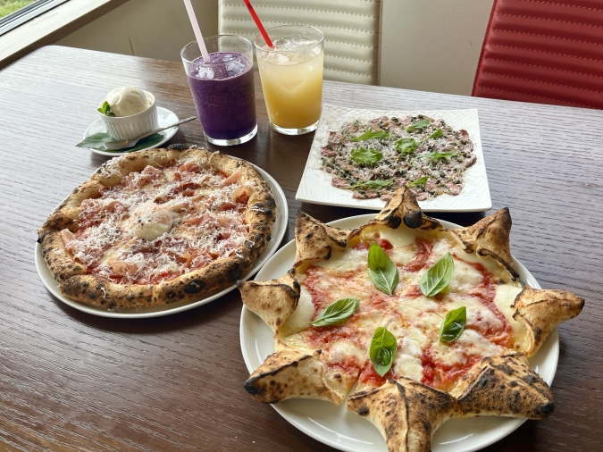 500℃ pizza（ゴヒャクドピザ）マルゲリータステラ、生ハムとベーコン、赤牛のカルパッチョ、阿蘇のベリーベリーシェイク