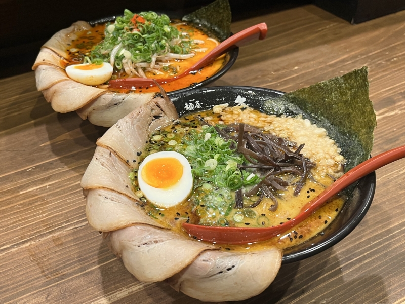 麺屋一矢（めんやいっし）チャーシューめん、赤辛チャーシューめん