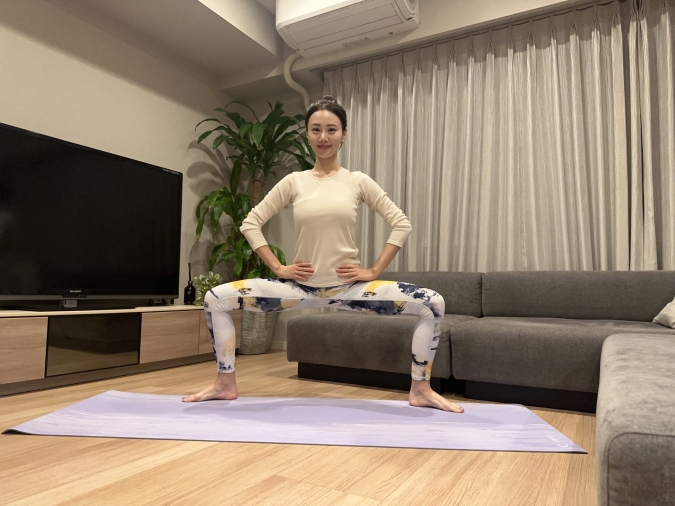 息を吐きながら膝を曲げて、太ももが床と平行になるまでゆっくり腰を下ろす。