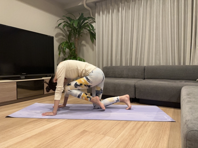 息を吐きながら、片膝を胸の方へ引き寄せる。太ももの付け根から引き込むようにして、下腹を引き締める。
