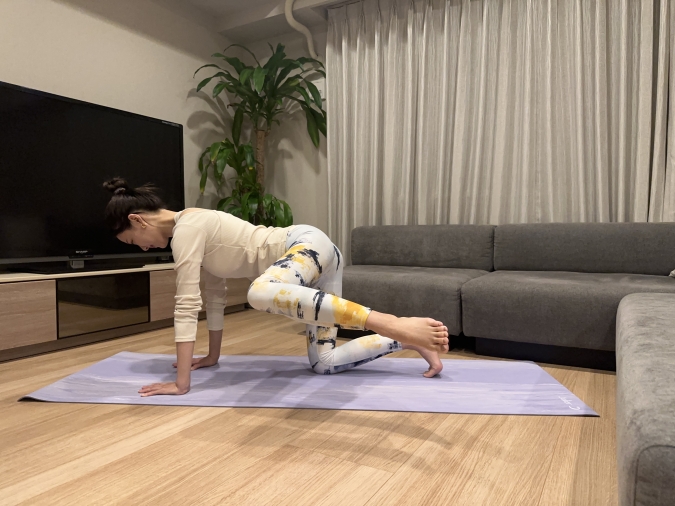 骨盤が傾かないようにしながら、吐く息で片膝を横に上げる。