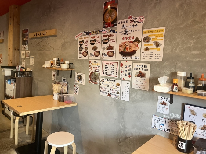 らーめん漢(かん)店内