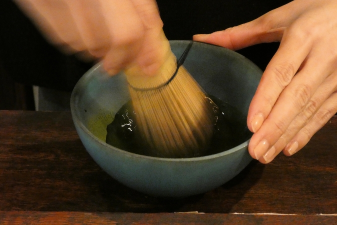 KAFE MJUK　お茶を点てているところ