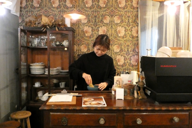 KAFE MJUK　店主がお茶を点てているところ