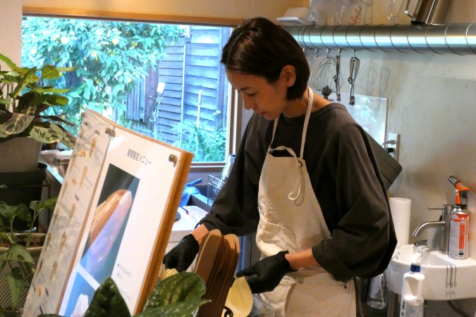 CREAM STAND MOFF　店主がクレープを作るシーン