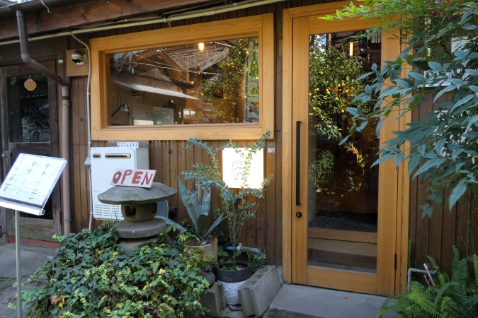 CREAM STAND MOFF　外観