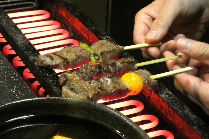 肉と小料理　あいよ　串を焼いてるところ