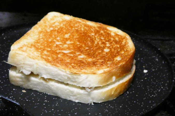 TOASTY and SWEET（トースティーアンドスイート）　メルとサンドイッチの調理シーン