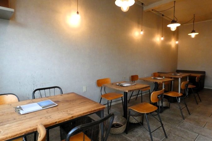 コバカフェ 店内 テーブル席