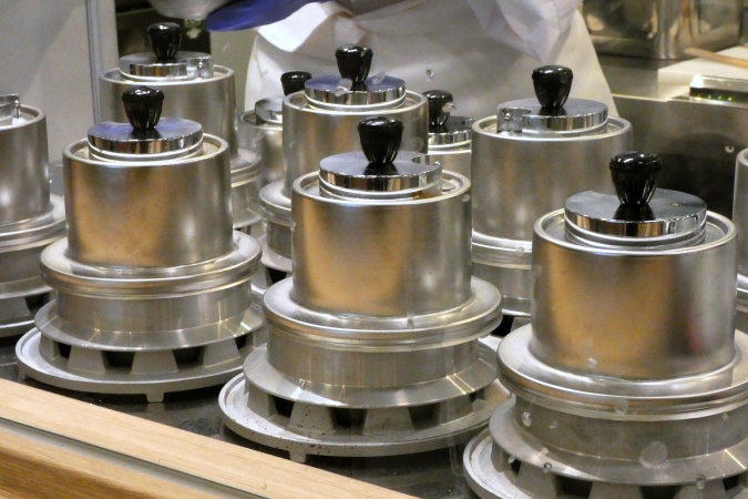 銀しゃりとだし茶漬け 釜のうさぎ　羽釜　銀シャリ　調理シーン