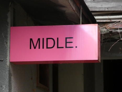 MIDLE.　看板