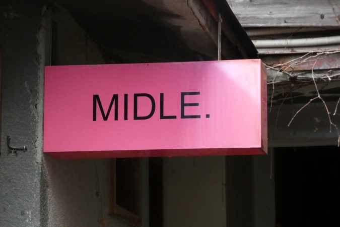 MIDLE.　看板