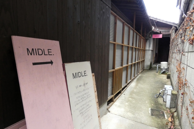 MIDLE.　お店へ向かう路地