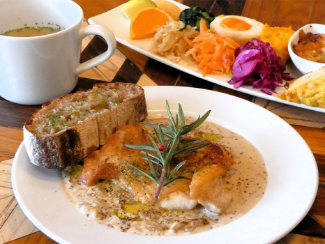 coba cafeコバカフェ／太宰府市／気まぐれお肉のランチ ～ポルチーニキノコのクリームソース～