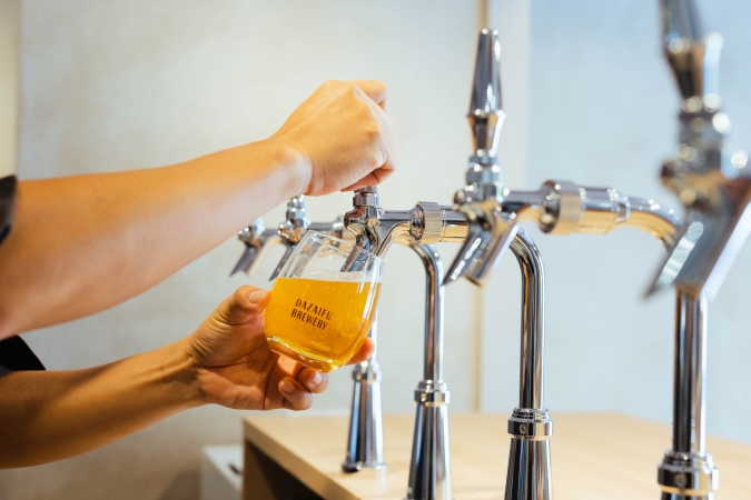 DAZAIFU BREWERY　ビール注ぐ様子
