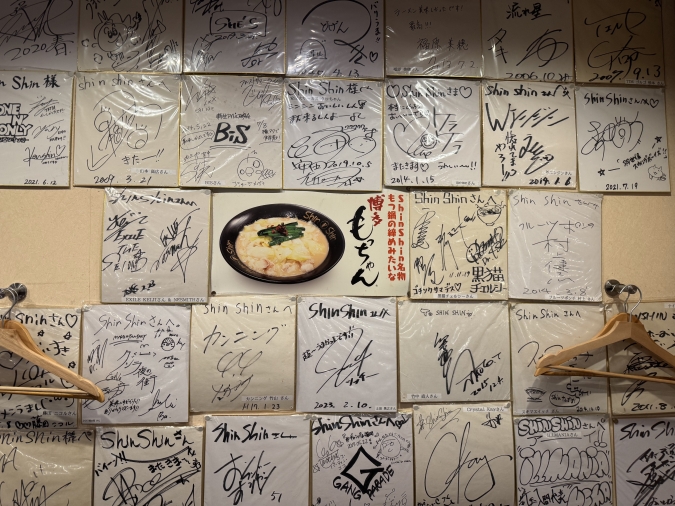 博多らーめん ShinShin 天神本店サイン