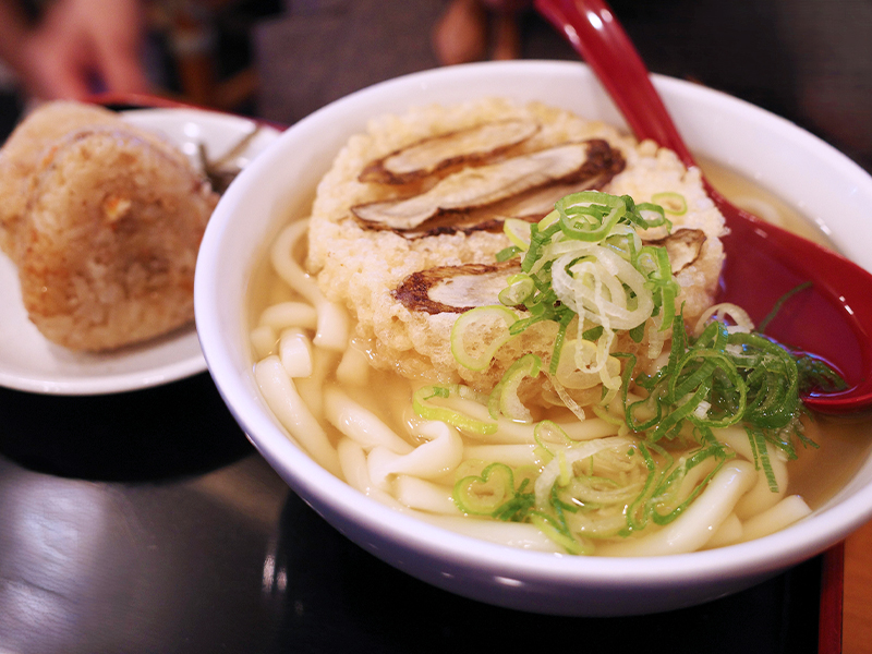 因幡うどん ごぼう天うどんとかしわおにぎり