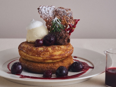 カフェ＆ブックス ビブリオテーク　チェリーとショコラムースのフォレノワールパンケーキ グリオットチェリーソース