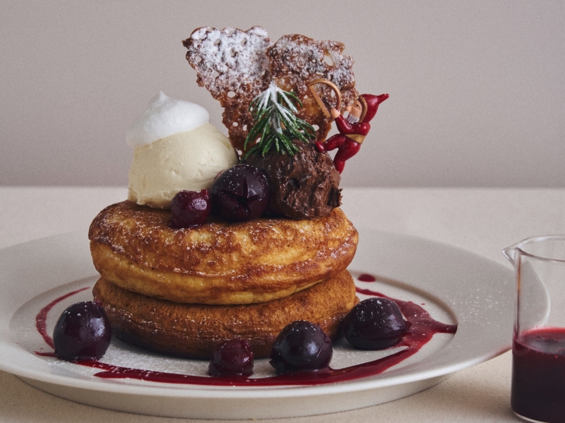 カフェ＆ブックス ビブリオテーク　チェリーとショコラムースのフォレノワールパンケーキ グリオットチェリーソース