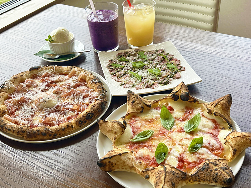 500℃ pizza（ゴヒャクドピザ）マルゲリータステラ、生ハムとベーコン、赤牛のカルパッチョ、阿蘇のベリーベリーシェイク