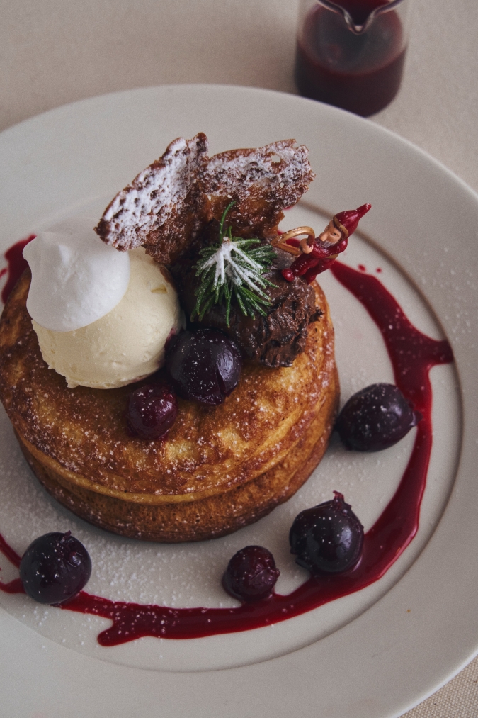 カフェ＆ブックス ビブリオテーク　チェリーとショコラムースのフォレノワールパンケーキ グリオットチェリーソース