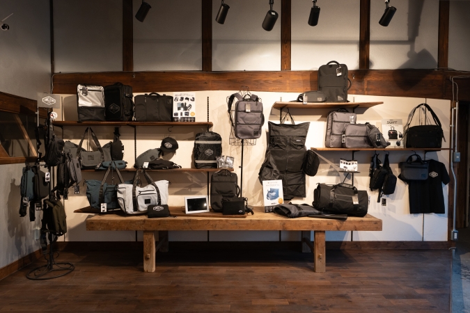 SIMCLEAR FLAG（シムクリア フラッグ）　店内　壁