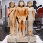 《ニカーラーとその家族の像》前2455~前2350年頃 ブルックリン博物館蔵 Photo: Brooklyn Museum