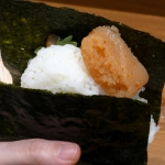 おむすびやまや　明太子をのせたおむすび