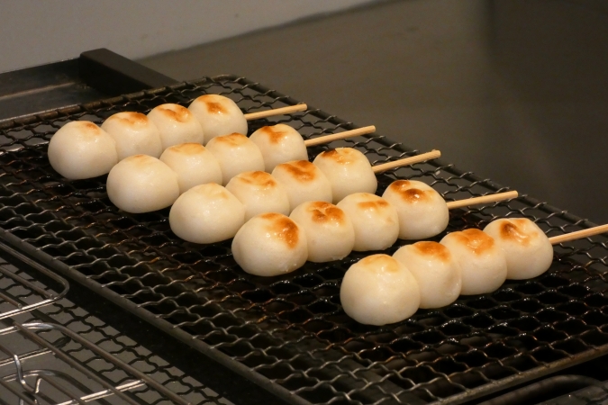 田頭茶舗＆ゆい庵 福岡赤坂店　団子を焼いている様子